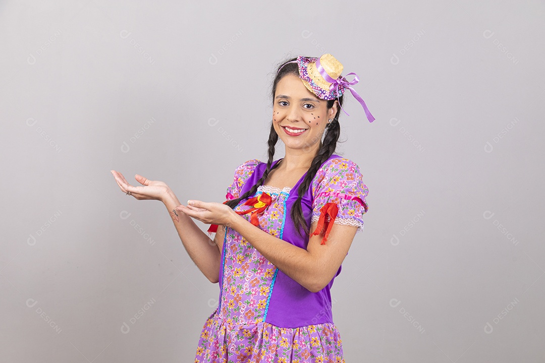 Linda mulher jovem usando fantasias de festa juninas