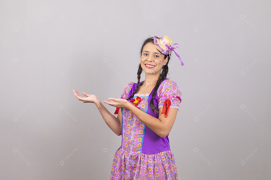 Linda mulher jovem usando fantasias de festa juninas