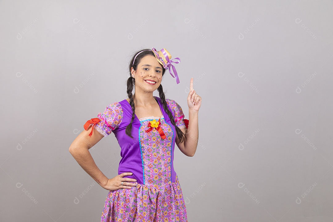 Linda mulher jovem usando fantasias de festa juninas