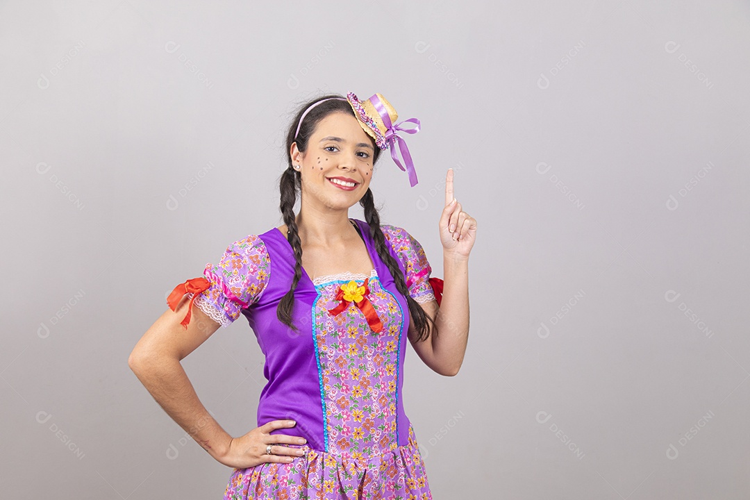 Linda mulher jovem usando fantasias de festa juninas