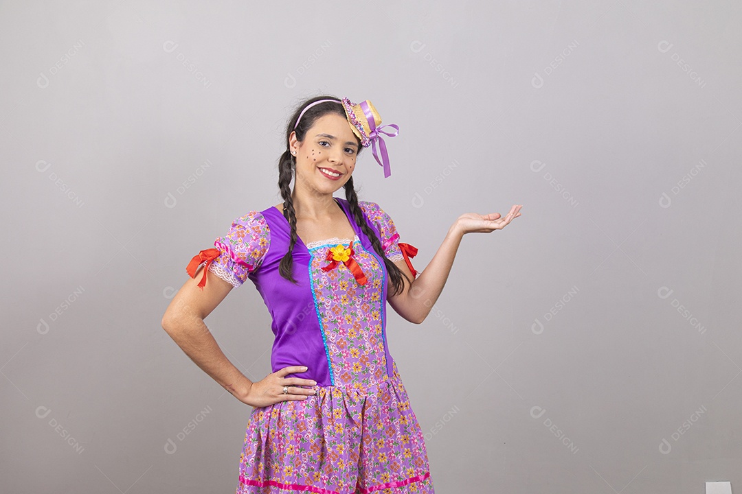 Linda mulher jovem usando fantasias de festa juninas