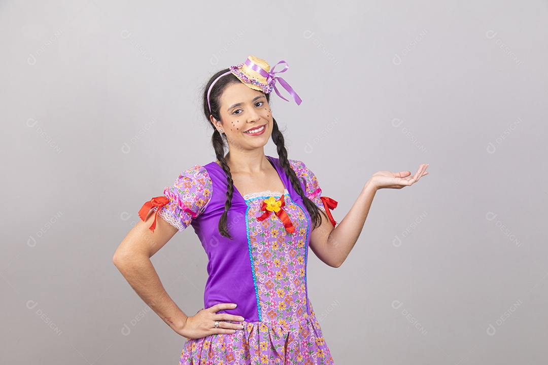 Linda mulher jovem usando fantasias de festa juninas