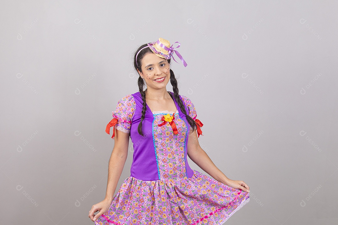 Linda mulher jovem usando fantasias de festa juninas