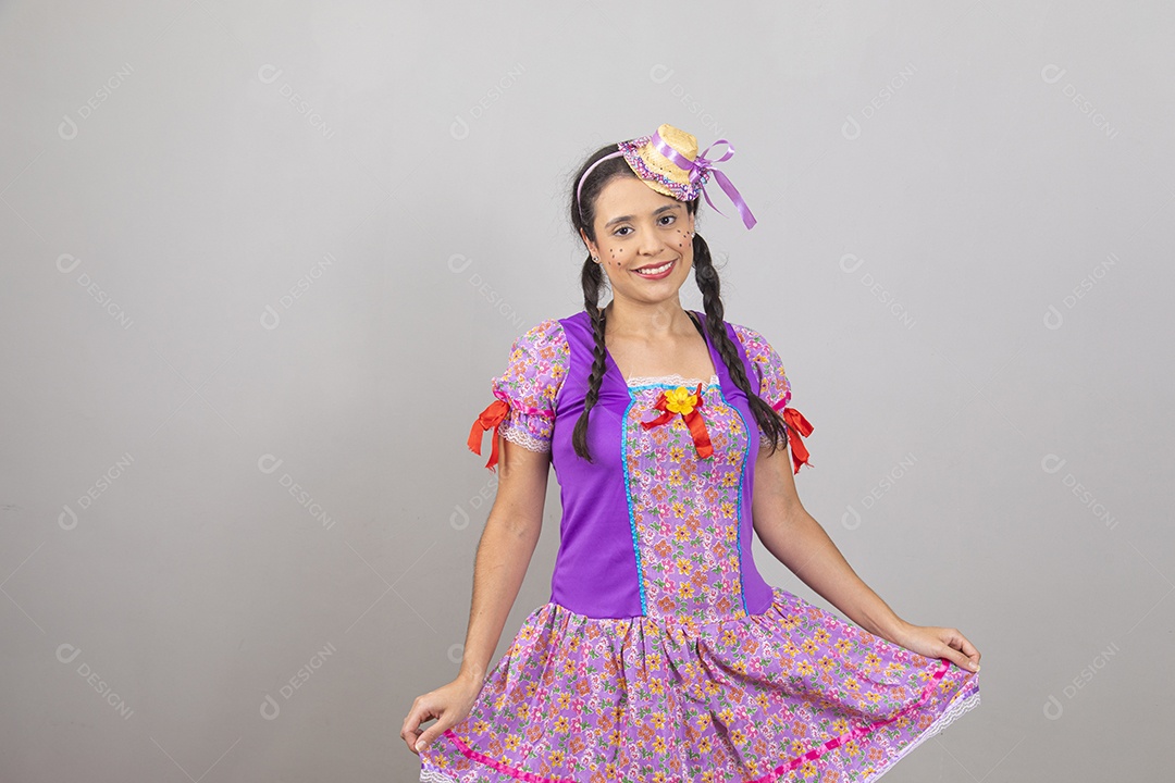 Linda mulher jovem usando fantasias de festa juninas