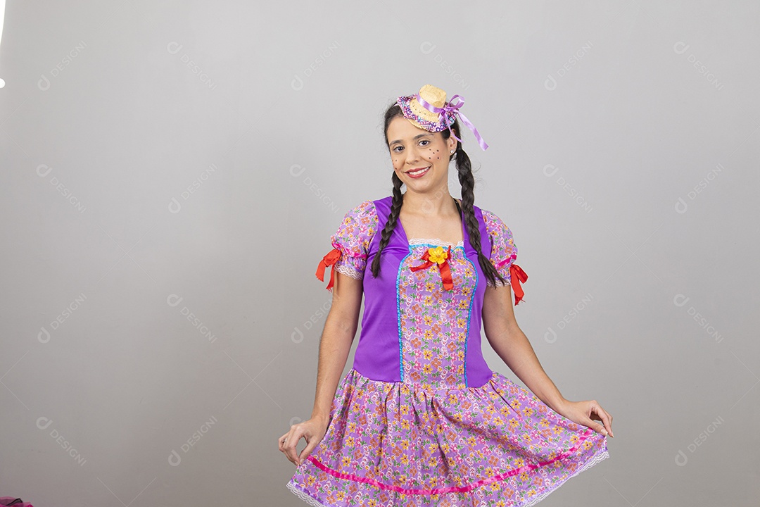 Linda mulher jovem usando fantasias de festa juninas