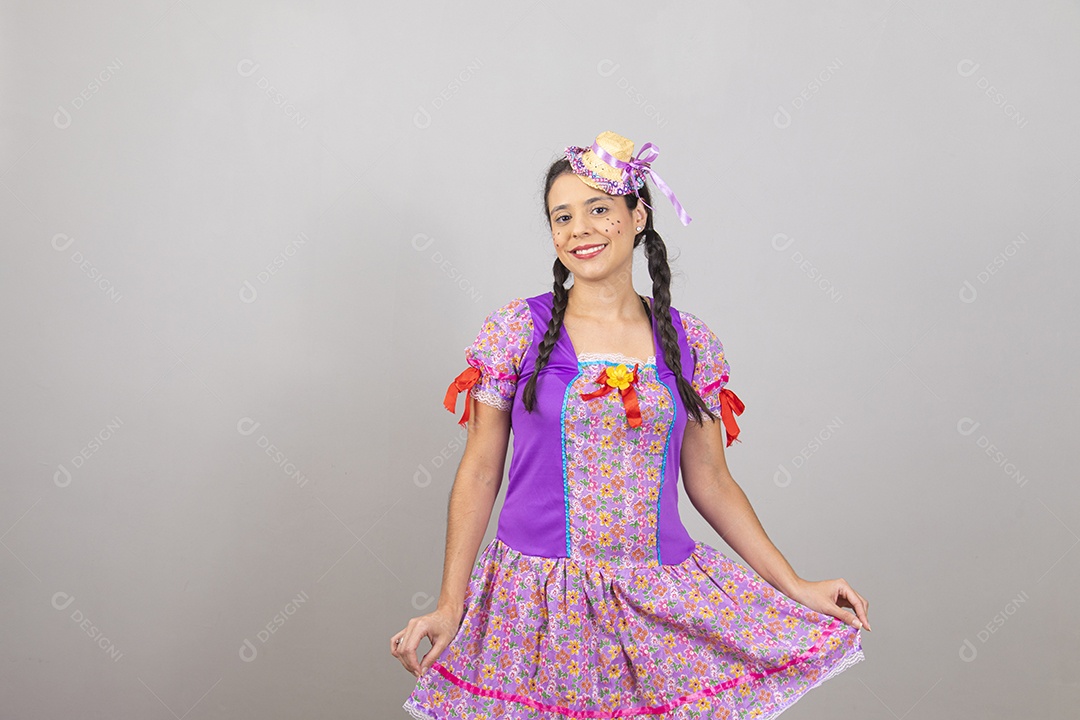 Linda mulher jovem usando fantasias de festa juninas