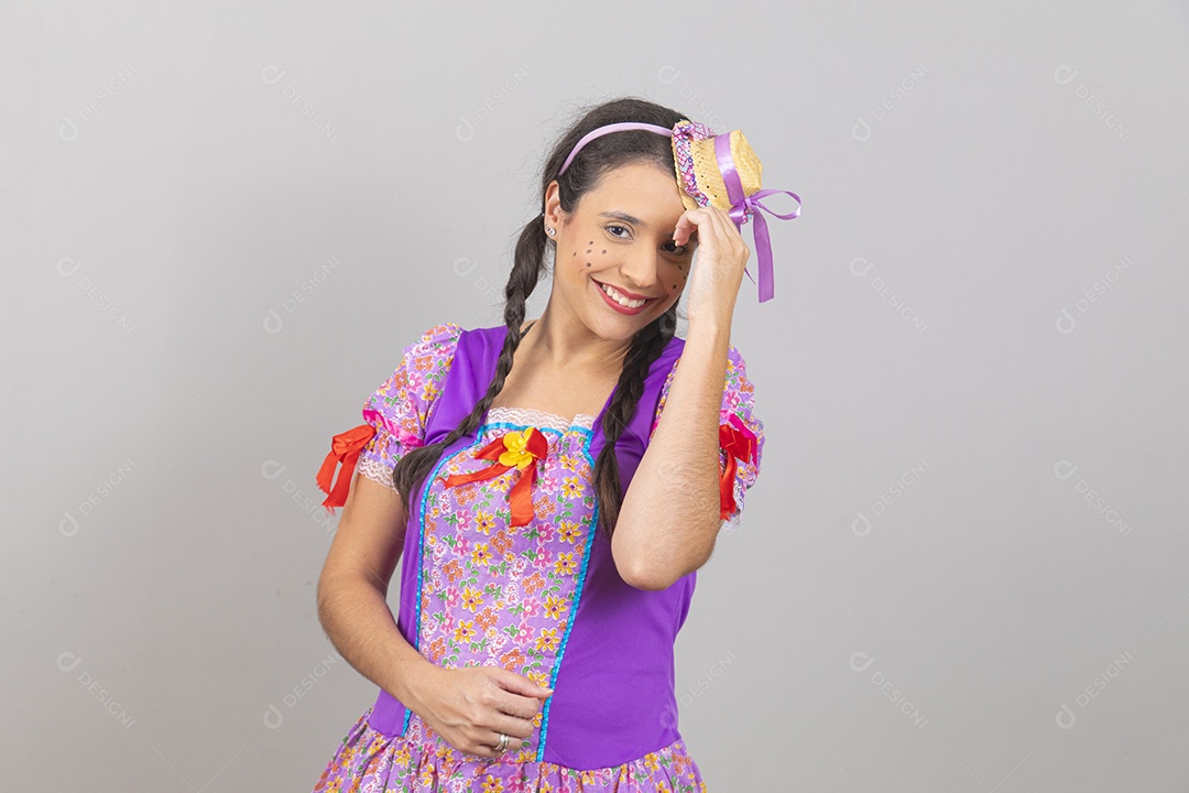 Linda mulher jovem usando fantasias de festa juninas