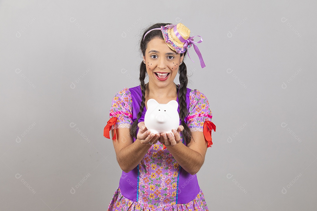 Linda mulher jovem usando fantasias de festa juninas