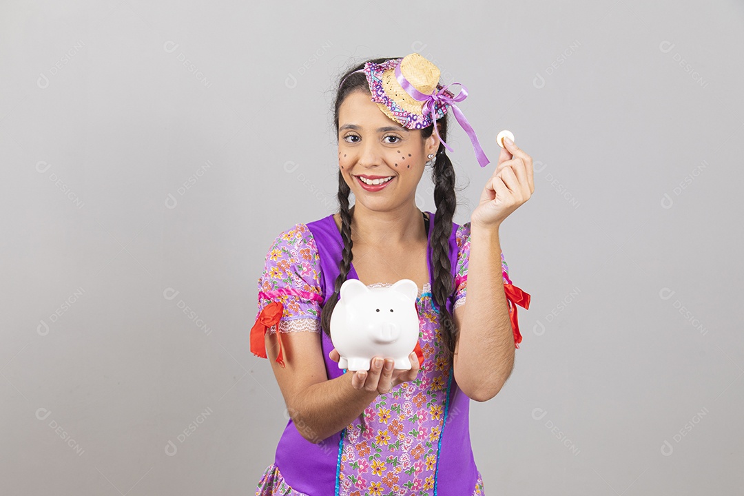 Linda mulher jovem usando fantasias de festa juninas