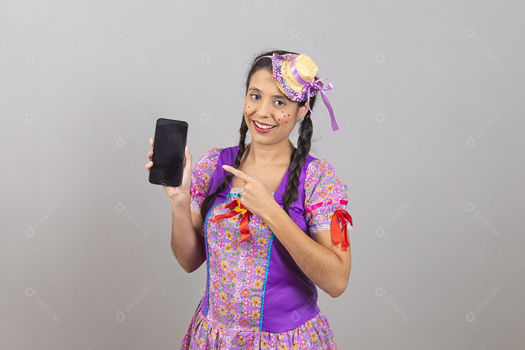 Linda mulher jovem usando fantasias de festa juninas