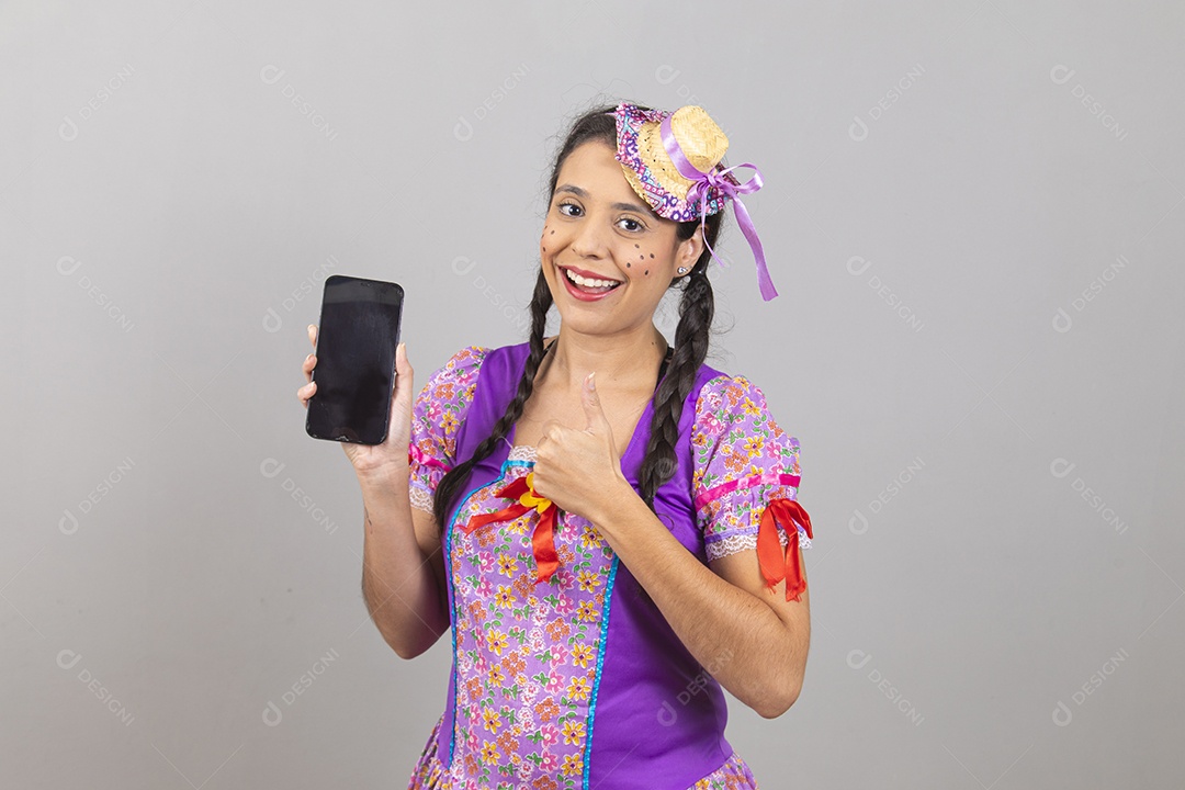 Linda mulher jovem usando fantasias de festa juninas