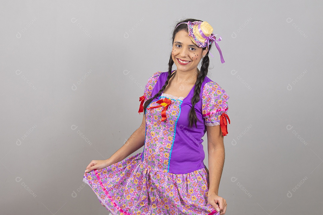 Linda mulher jovem usando fantasias de festa juninas