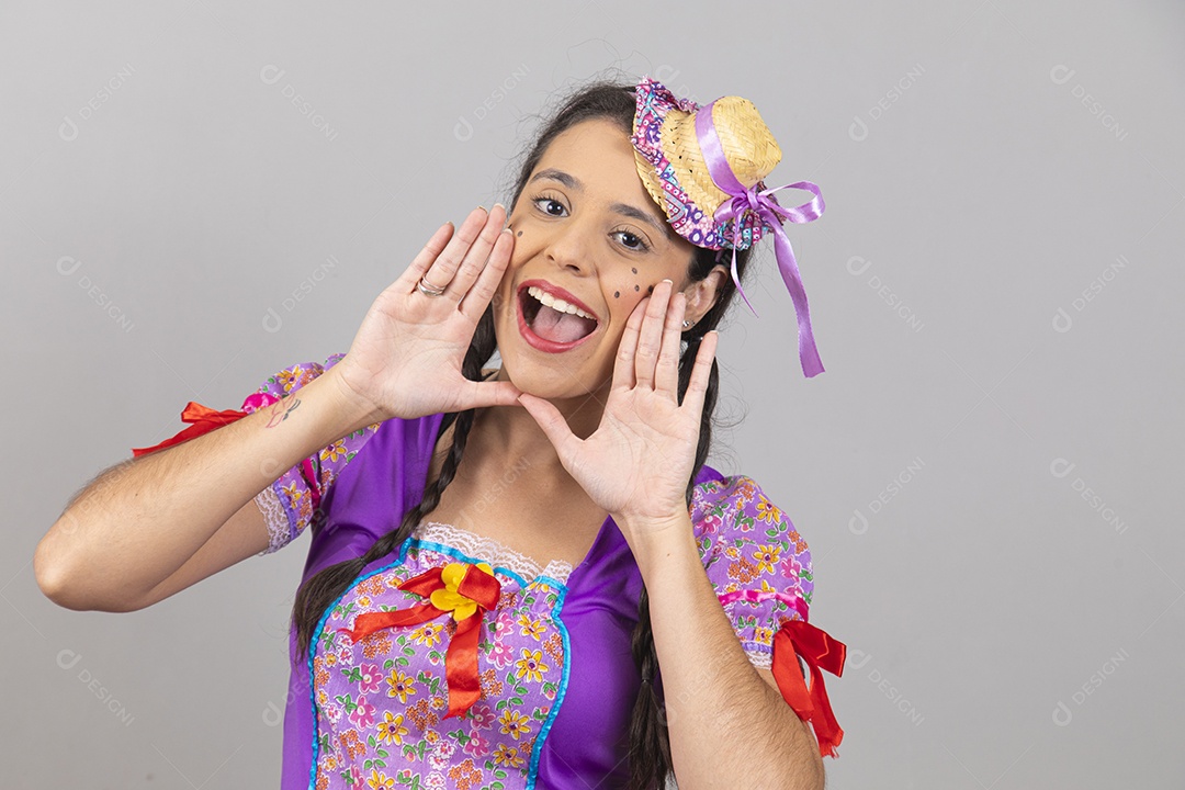 Linda mulher jovem usando fantasias de festa juninas