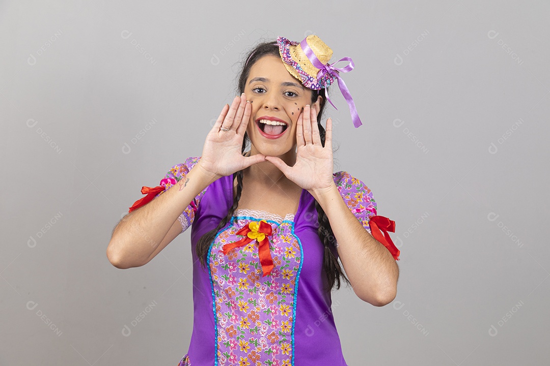 Linda mulher jovem usando fantasias de festa juninas