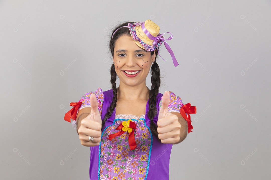 Linda mulher jovem usando fantasias de festa juninas