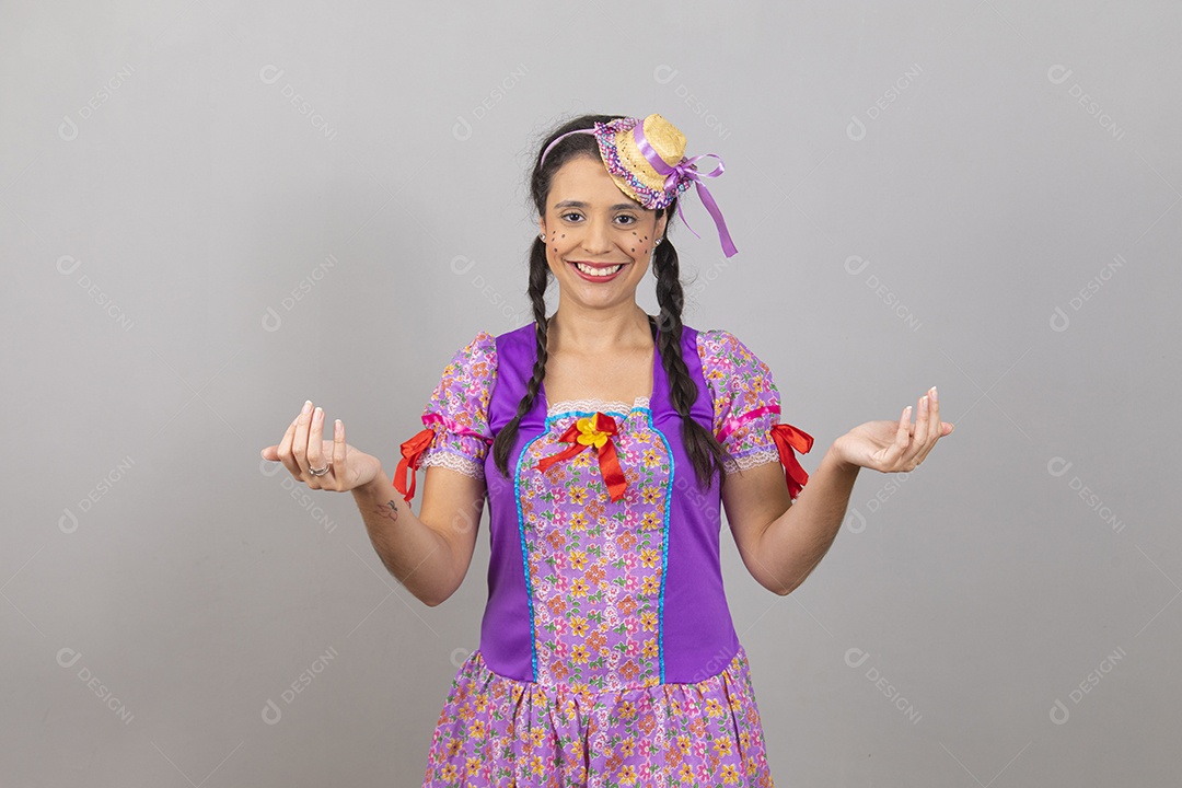 Linda mulher jovem usando fantasias de festa juninas