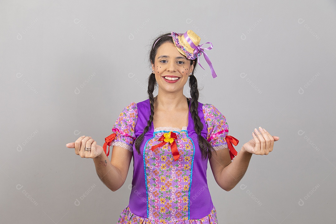 Linda mulher jovem usando fantasias de festa juninas