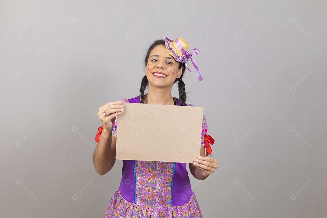 Linda mulher jovem usando fantasias de festa juninas