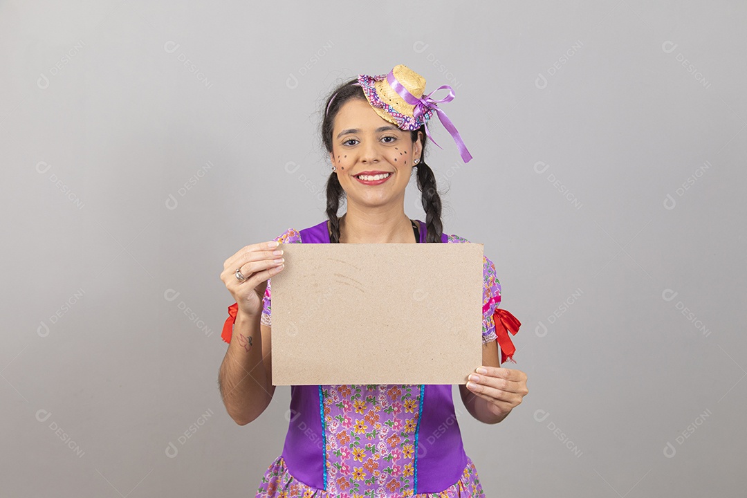 Linda mulher jovem usando fantasias de festa juninas