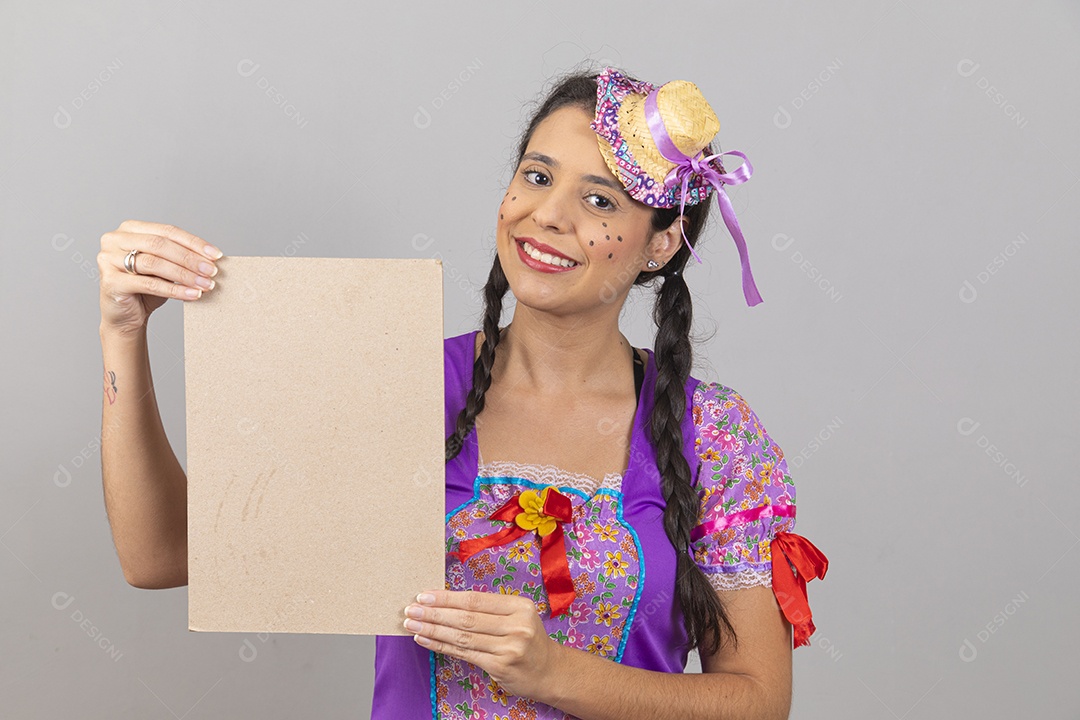 Linda mulher jovem usando fantasias de festa juninas