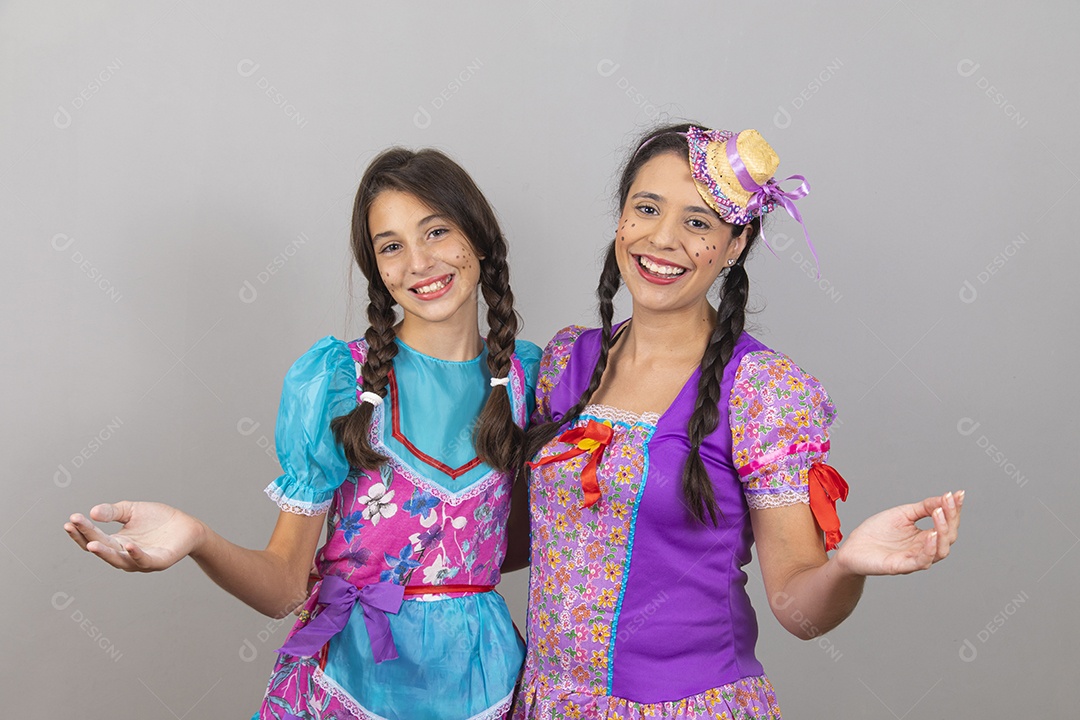 Lindas mulheres jovens usando fantasias de festa juninas