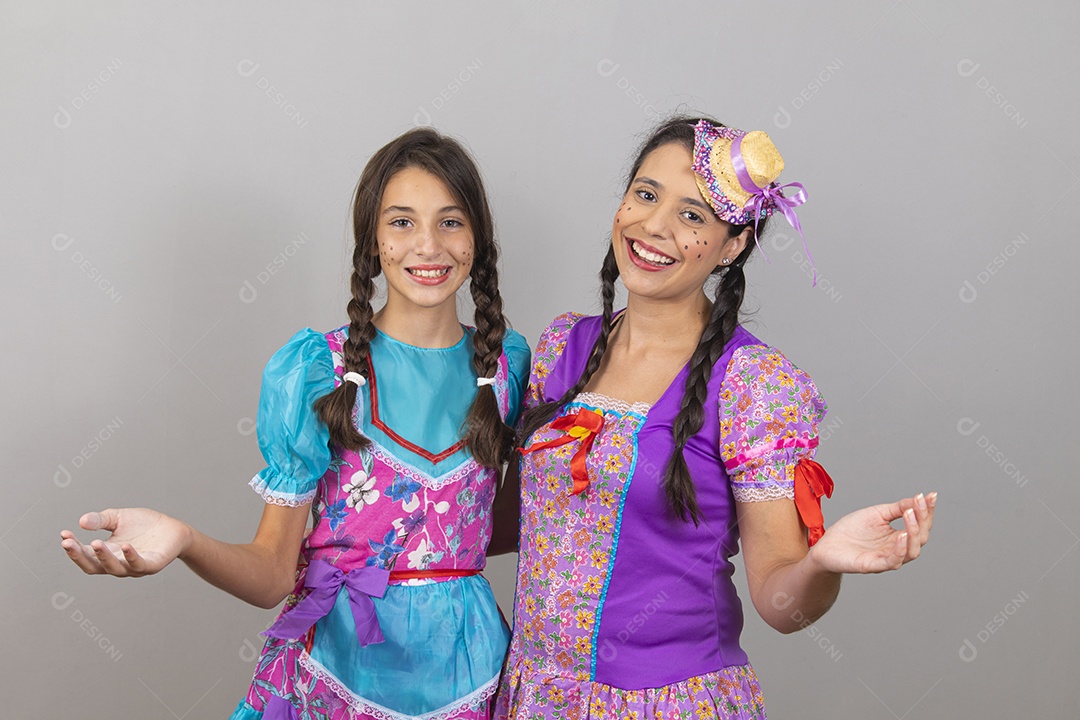 Lindas mulheres jovens usando fantasias de festa juninas