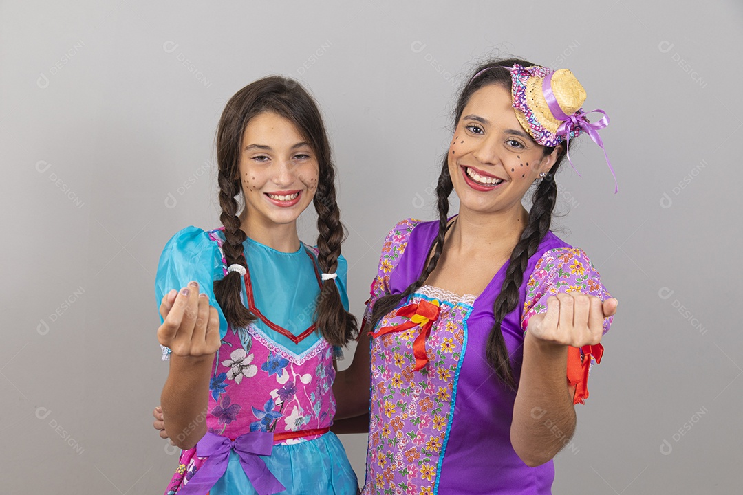 Lindas mulheres jovens usando fantasias de festa juninas