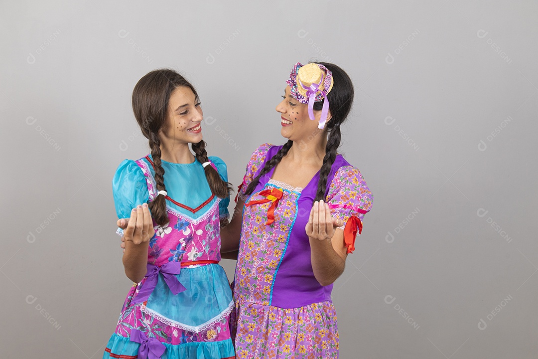 Lindas mulheres jovens usando fantasias de festa juninas