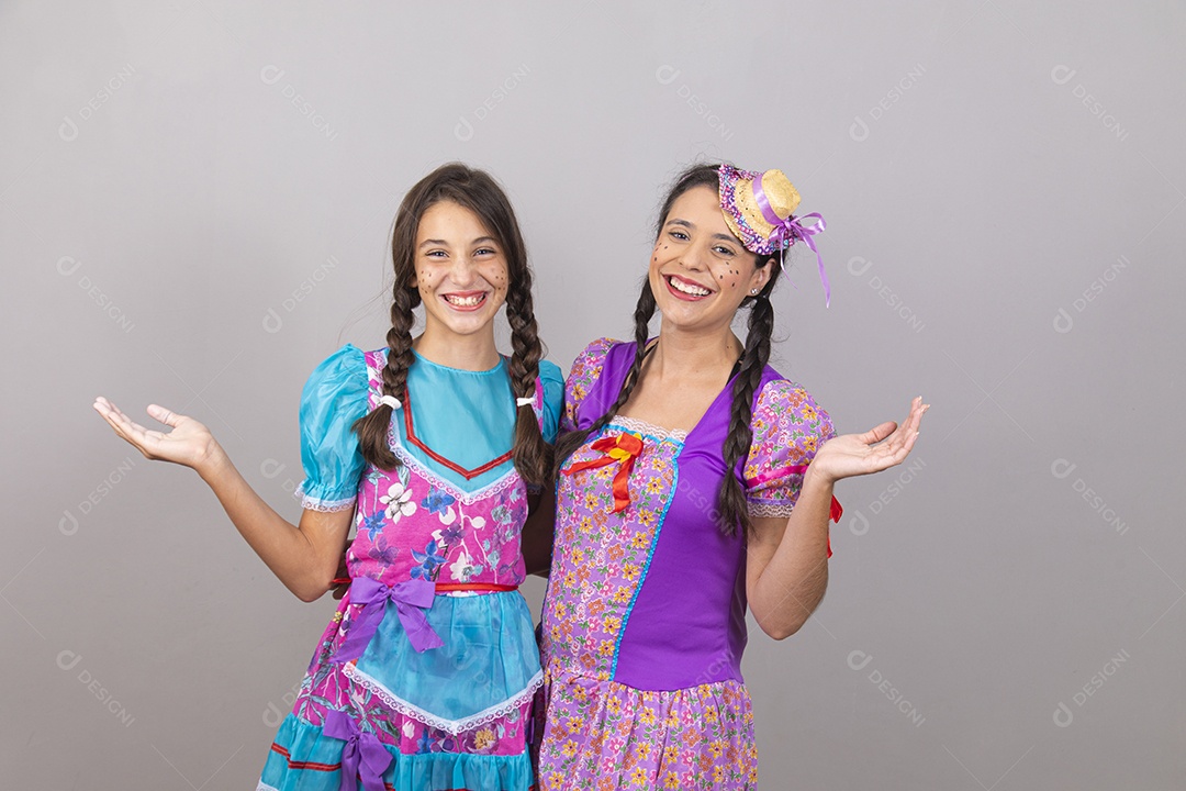 Lindas mulheres jovens usando fantasias de festa juninas