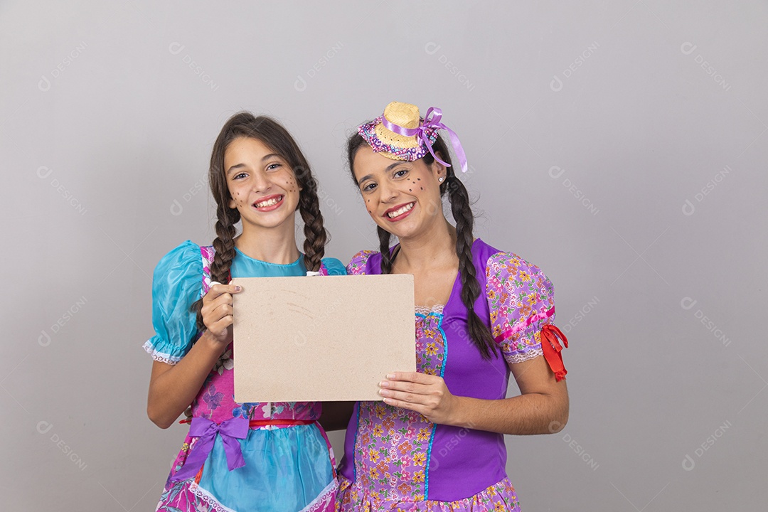 Lindas mulheres jovens usando fantasias de festa juninas