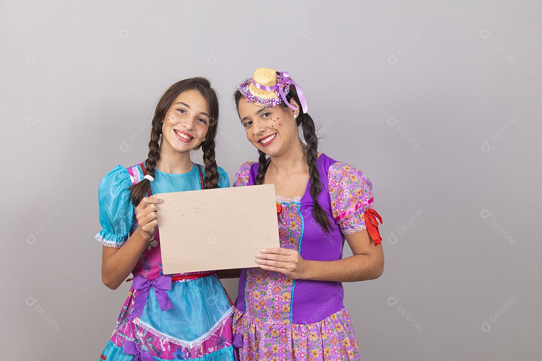 Lindas mulheres jovens usando fantasias de festa juninas