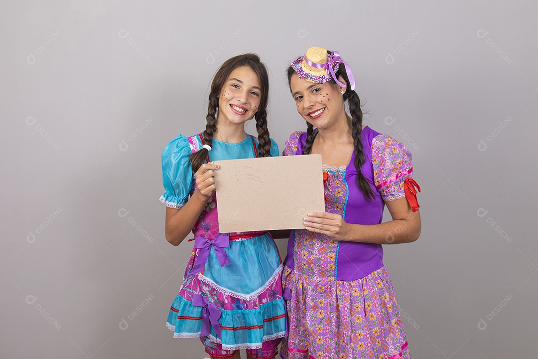 Lindas mulheres jovens usando fantasias de festa juninas