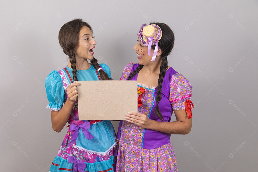 Lindas mulheres jovens usando fantasias de festa juninas