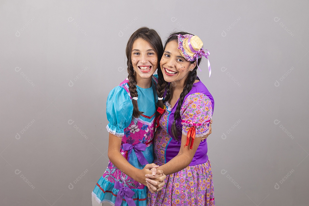 Lindas mulheres jovens usando fantasias de festa juninas