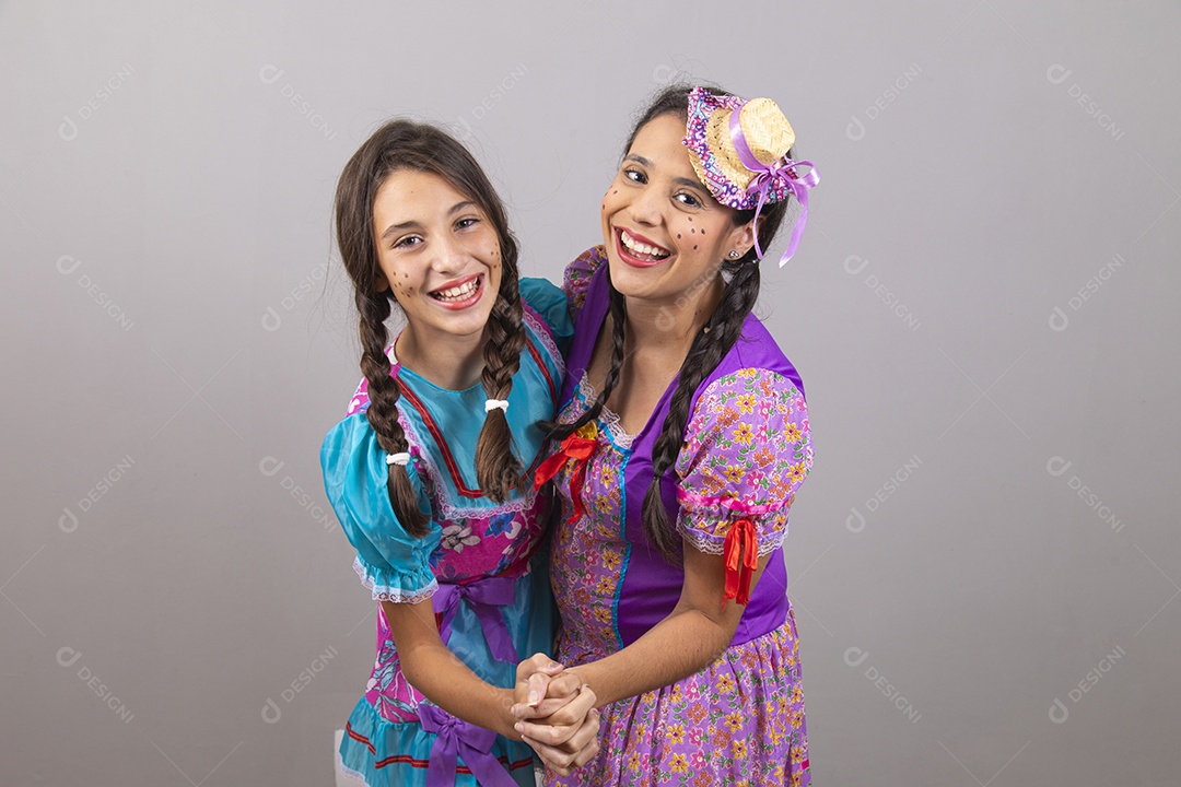 Lindas mulheres jovens usando fantasias de festa juninas