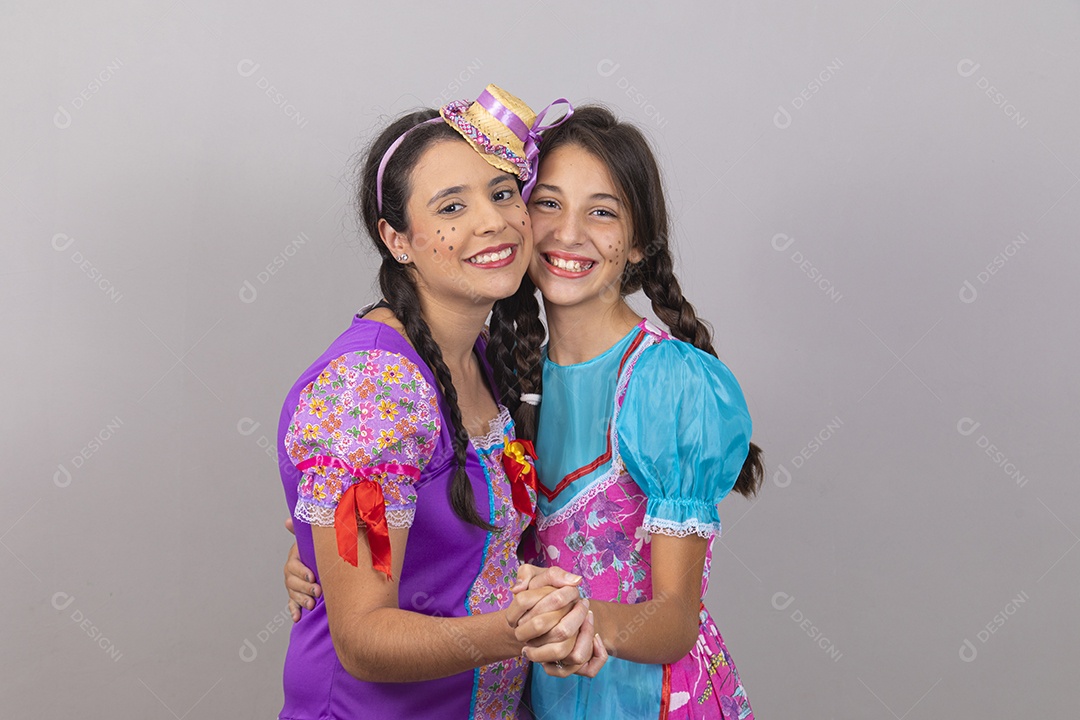 Lindas mulheres jovens usando fantasias de festa juninas