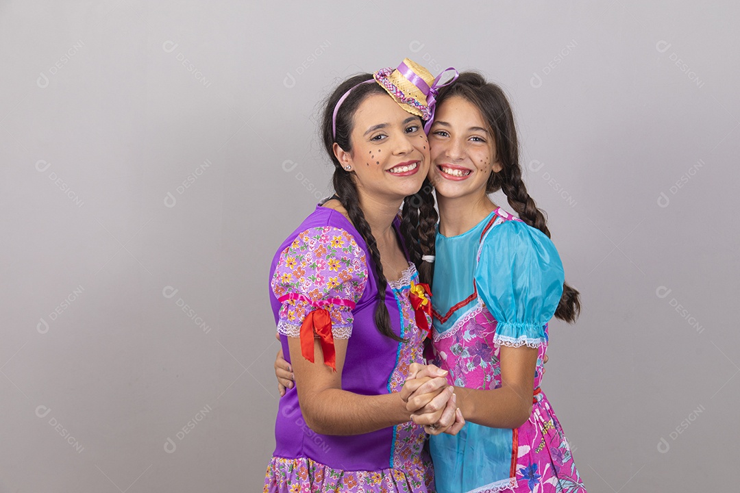 Lindas mulheres jovens usando fantasias de festa juninas