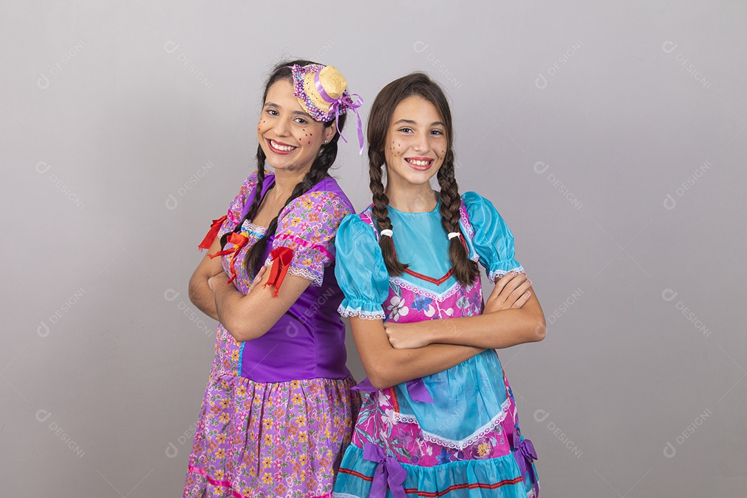 Lindas mulheres jovens usando fantasias de festa juninas