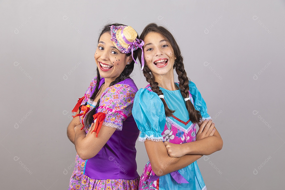 Lindas mulheres jovens usando fantasias de festa juninas