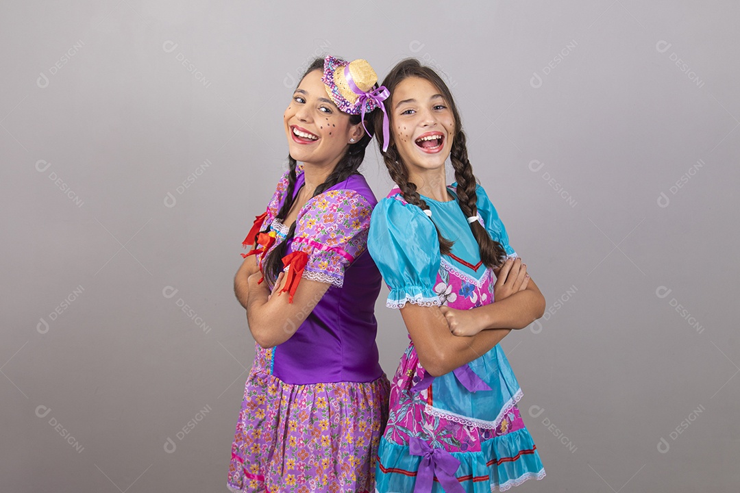 Lindas mulheres jovens usando fantasias de festa juninas