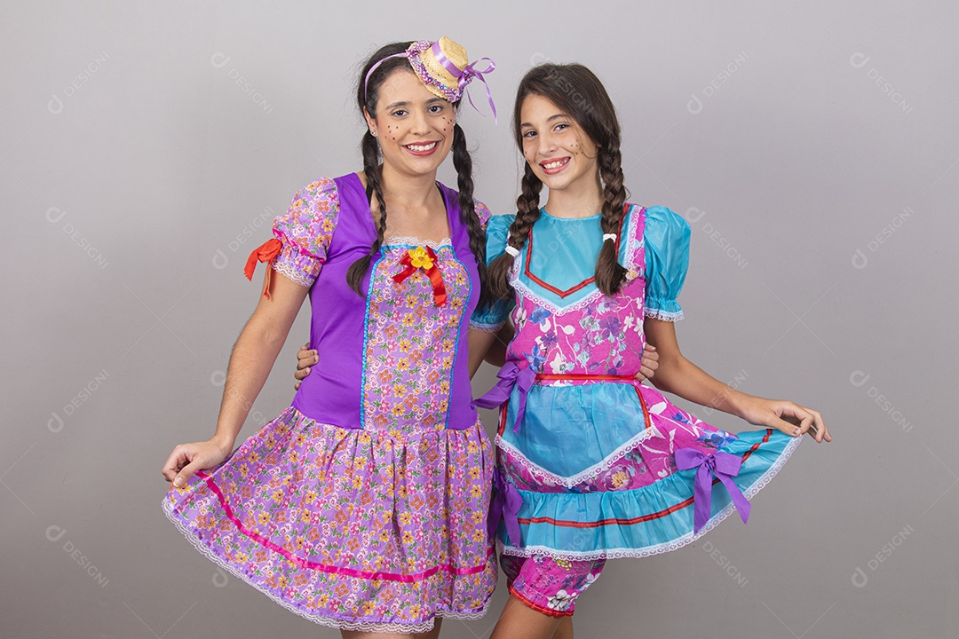 Lindas mulheres jovens usando fantasias de festa juninas