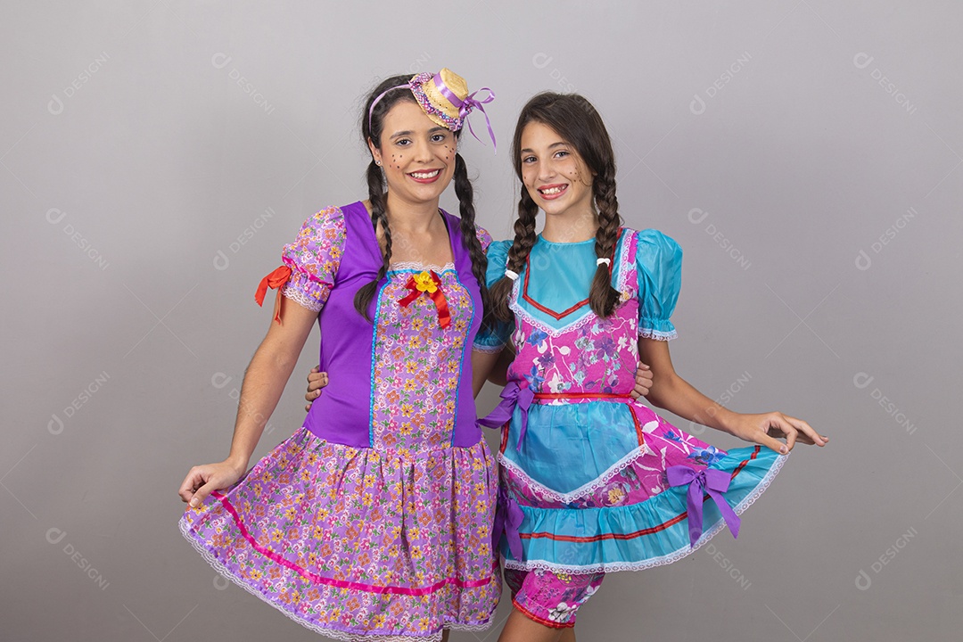 Lindas mulheres jovens usando fantasias de festa juninas