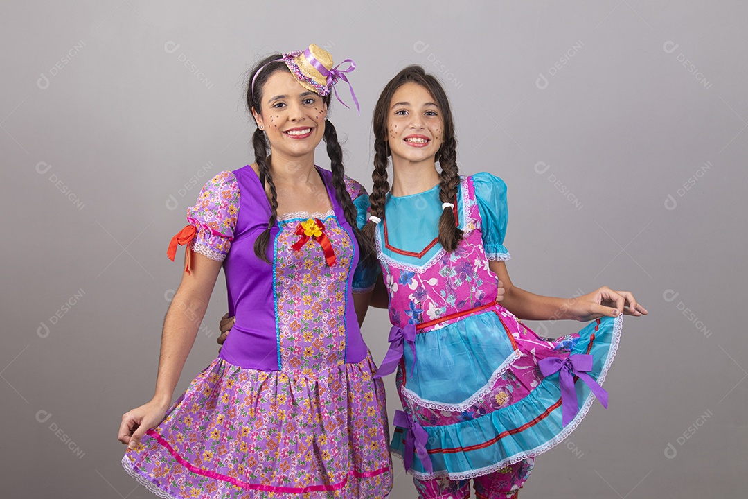 Lindas mulheres jovens usando fantasias de festa juninas