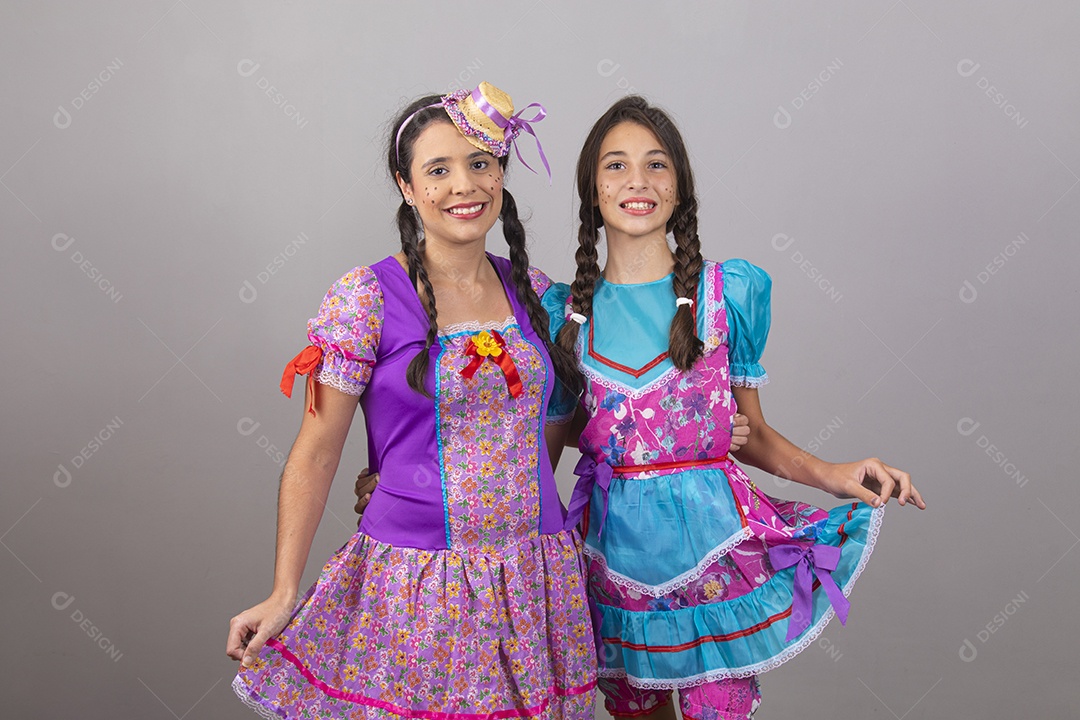 Lindas mulheres jovens usando fantasias de festa juninas