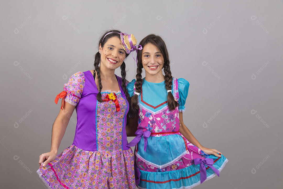 Lindas mulheres jovens usando fantasias de festa juninas