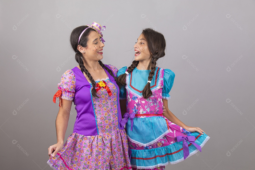 Lindas mulheres jovens usando fantasias de festa juninas