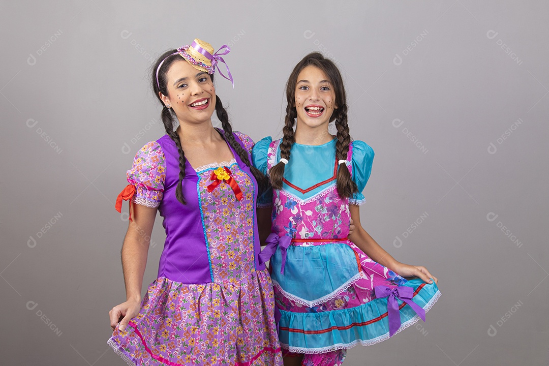 Lindas mulheres jovens usando fantasias de festa juninas