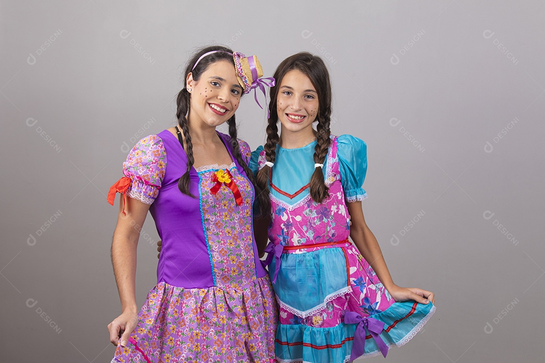 Lindas mulheres jovens usando fantasias de festa juninas