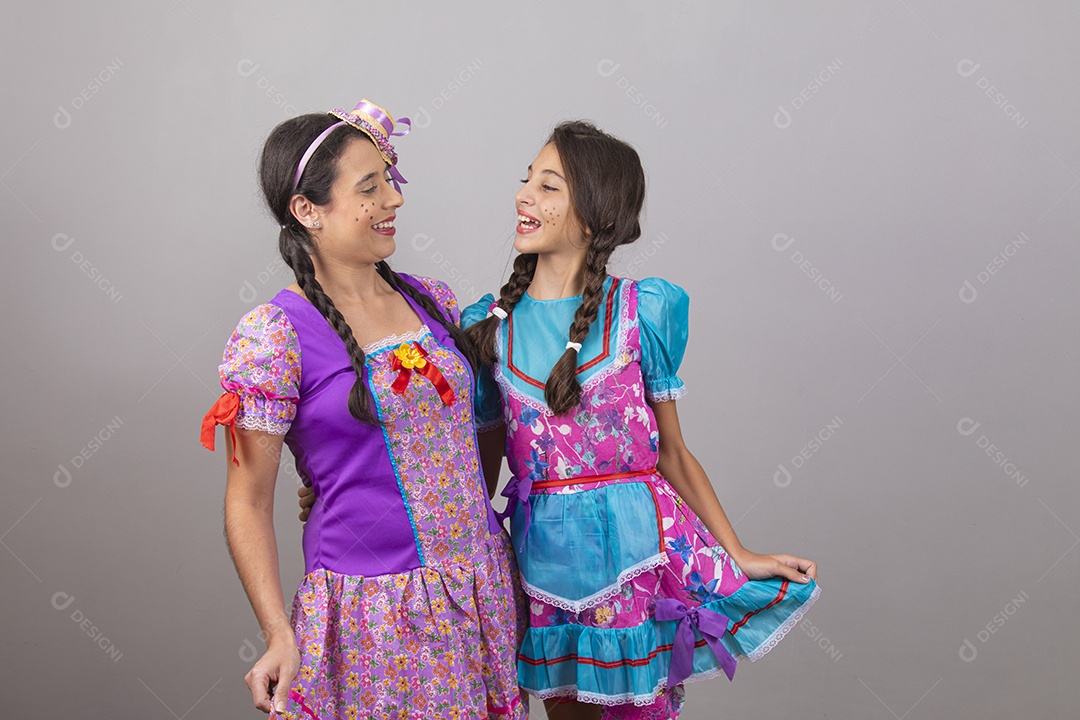 Lindas mulheres jovens usando fantasias de festa juninas