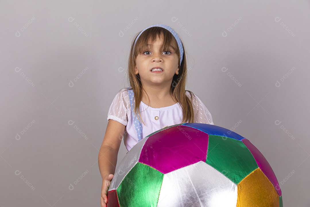 Linda garotinha criança bonita brincando sobre fundo isolado